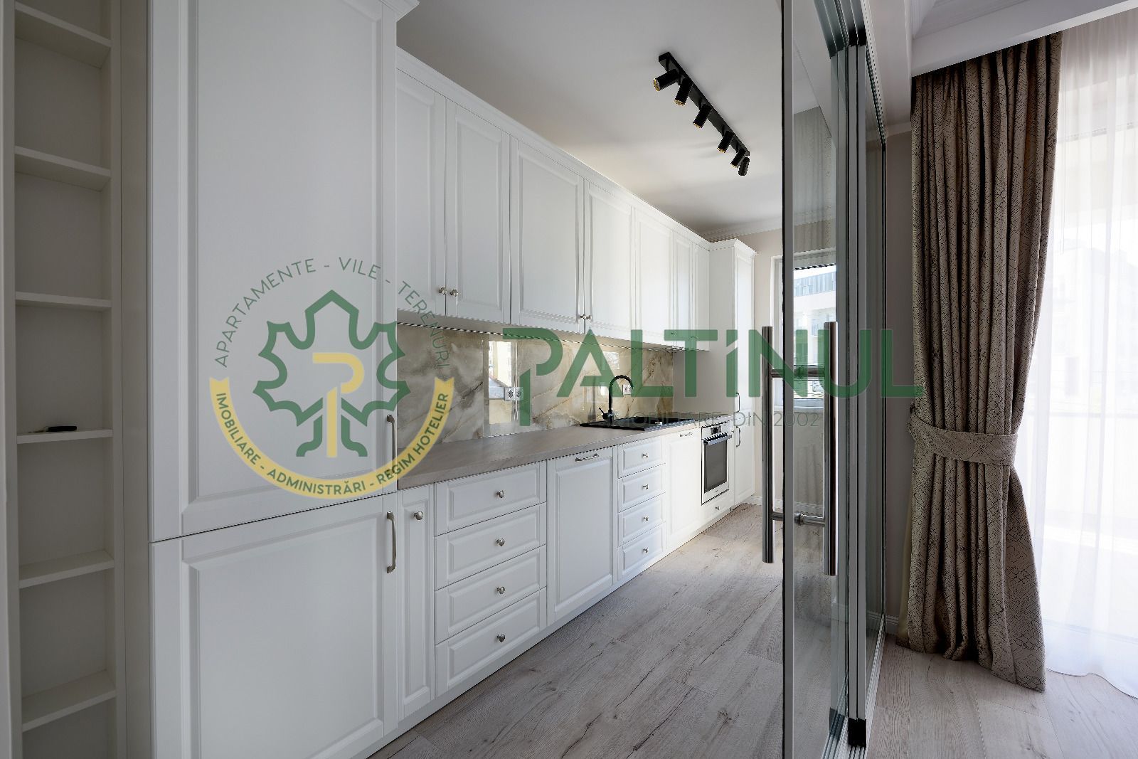 Apartament 3 camere ultrafinisat, 89 mp utili, Centru Sibiu – parcare și terasă