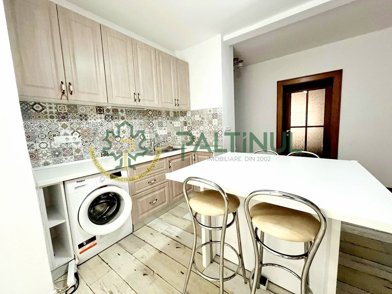 Apartament la casa cu 3 camere, zona Centrala