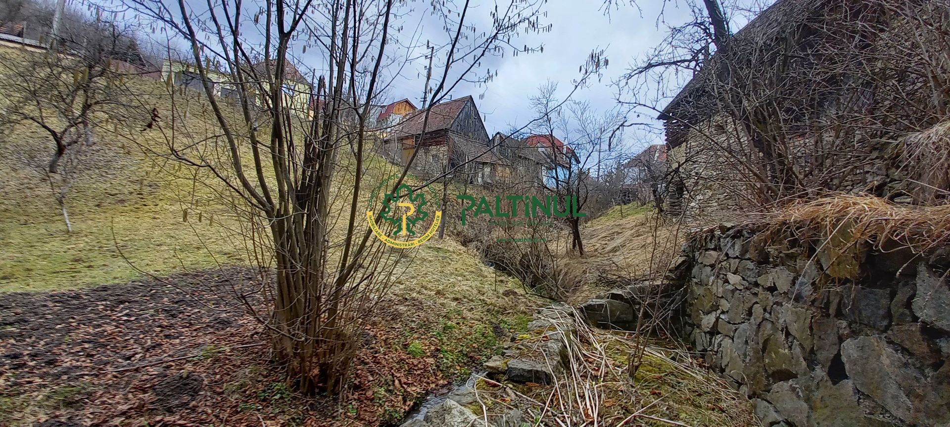 Casa cu 3 camere si anexe, la marginea raului, loc. Rod – Saliste
