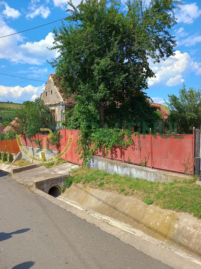 Casă cu teren generos de vânzare, Sibiu- Hașag, amplasare centrală