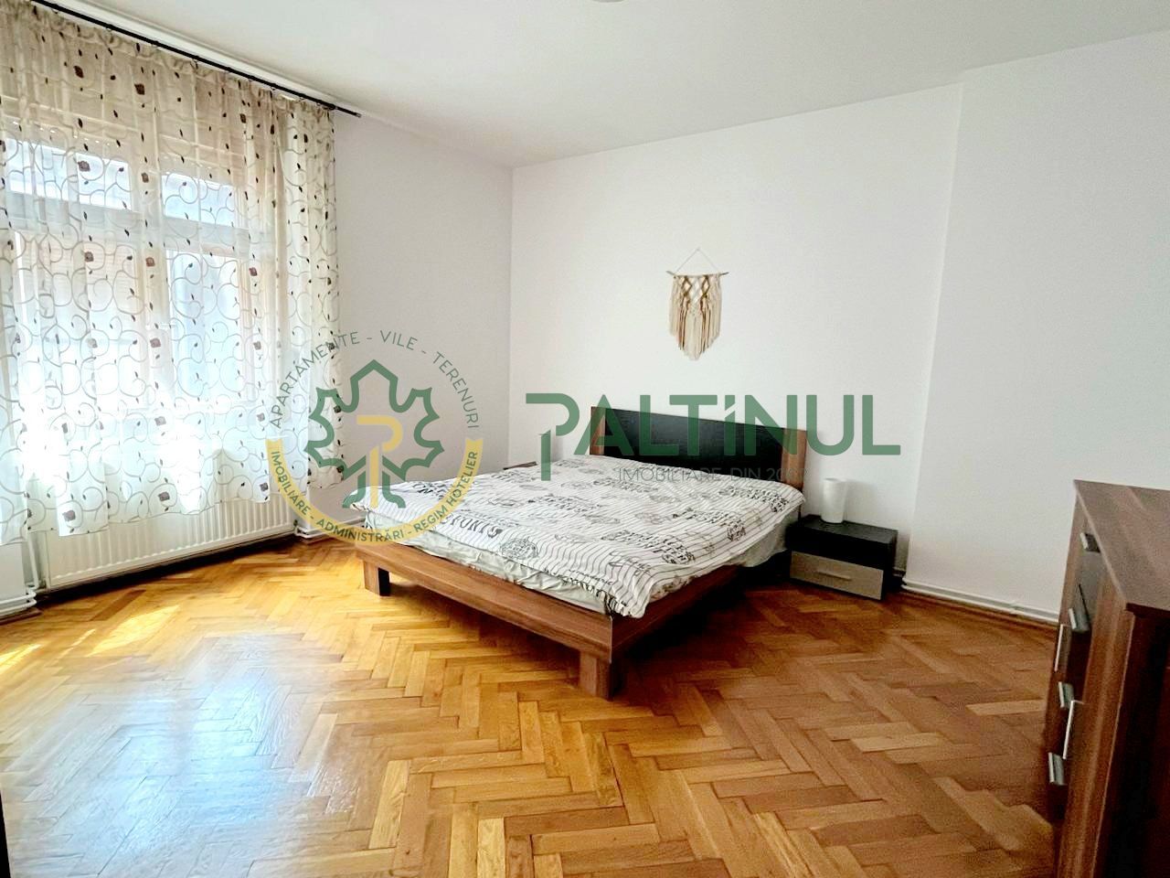 Apartament la casa cu 3 camere, zona Centrala