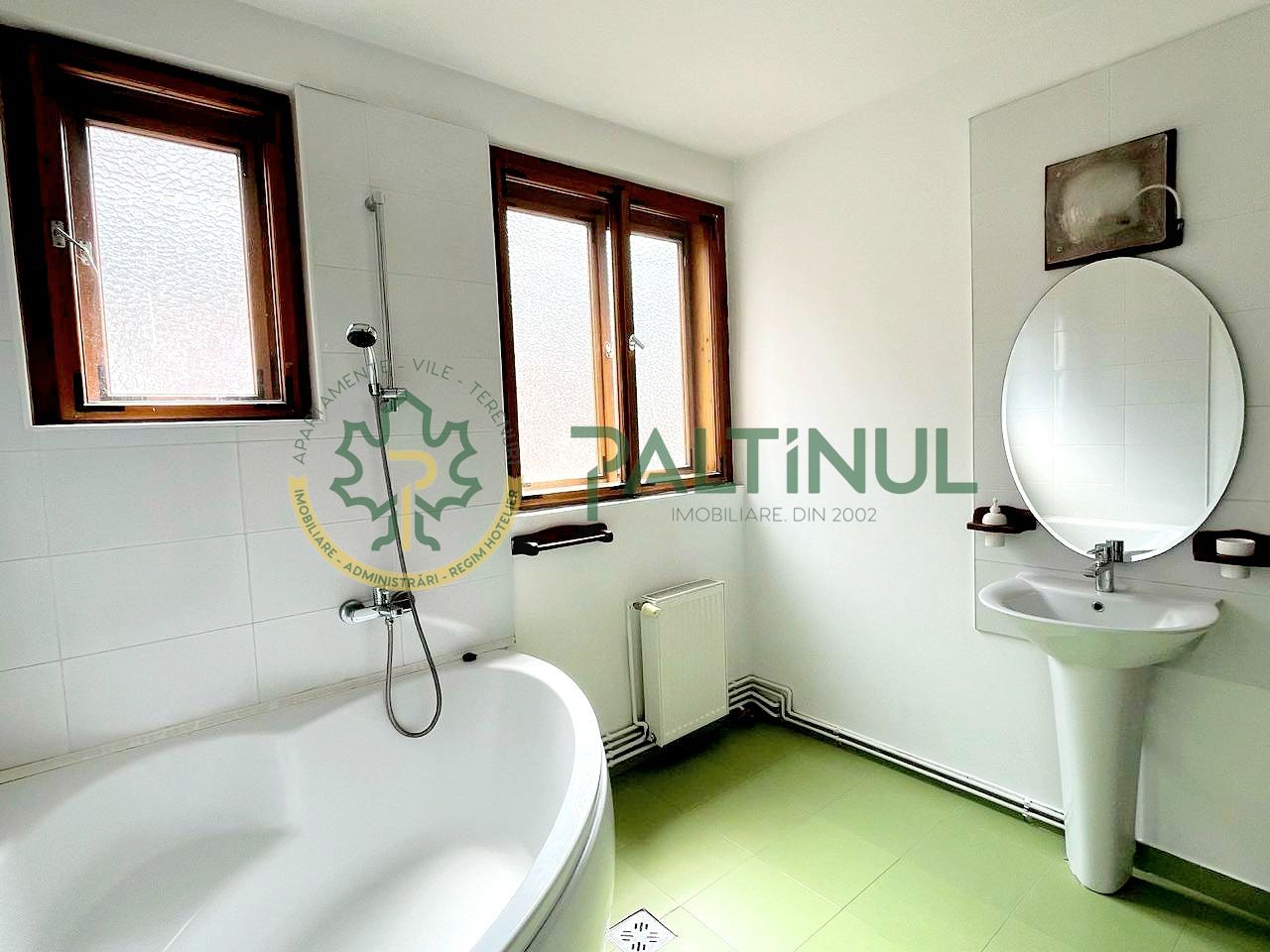 Apartament la casa cu 3 camere, zona Centrala