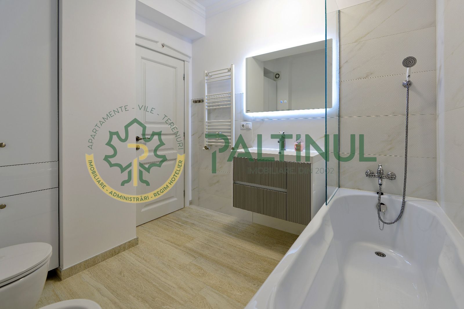 Apartament 3 camere ultrafinisat, 89 mp utili, Centru Sibiu – parcare și terasă