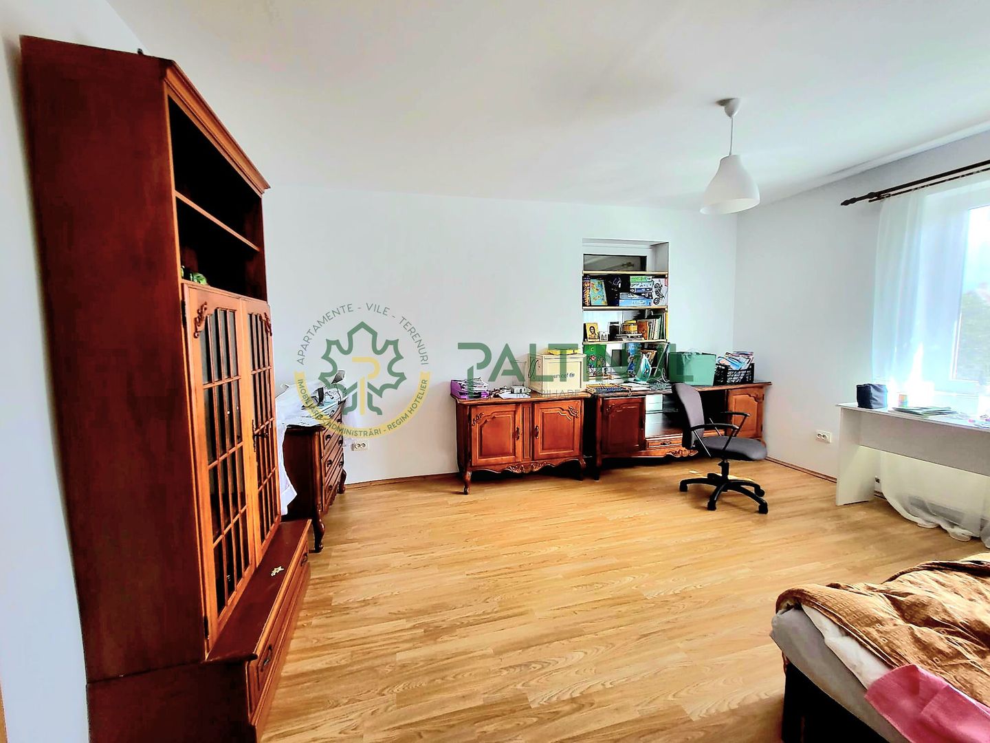 Apartament 3 camere cu curte si garaj, zona Pta Prahovei